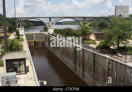 De blocage et d'un certain nombre de barrages sur le fleuve Mississippi à Minneapolis, Minnesota. Banque D'Images