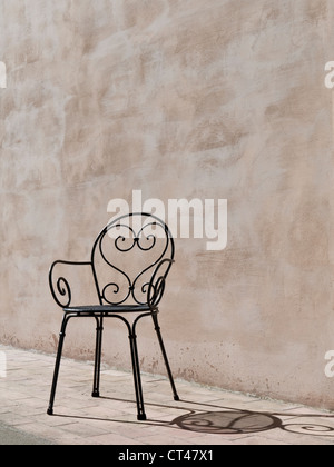 Chaise en fer forgé sous le soleil et ombre, Grottaferrata, Rome, Italie Banque D'Images