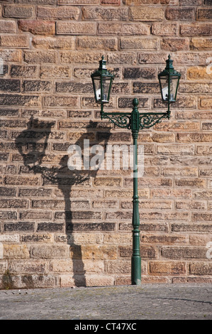 Lanterne en fer forgé avec son ombre sur le mur jaune, Prague, République Tchèque Banque D'Images