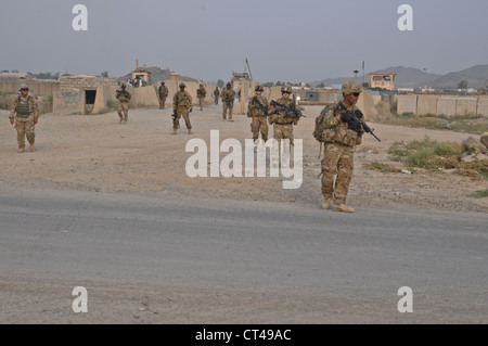 Les parachutistes du 3e peloton, Alpha Battery, 2e Bataillon (aéroporté), 377e Régiment d'artillerie de campagne de parachutistes, effectuent une patrouille de sécurité à l'extérieur de la base opérationnelle avancée Salerno le 7 juillet 2012. La patrouille avait pour but de faciliter les membres de l'équipe d'engagement des femmes, qui ont mené des missions de chefs clés dans une école de filles du village de Mangas et de discuter du programme de sage-femme dans le village de Kunday. Banque D'Images