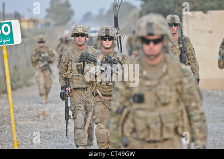 Les parachutistes du 3e peloton, Alpha Battery, 2e Bataillon (aéroporté), 377e Régiment d'artillerie de campagne de parachutistes, effectuent une patrouille de sécurité à l'extérieur de la base opérationnelle avancée Salerno le 7 juillet 2012. La patrouille avait pour but de faciliter les membres de l'équipe d'engagement des femmes, qui ont mené des missions de chefs clés dans une école de filles du village de Mangas et de discuter du programme de sage-femme dans le village de Kunday. Banque D'Images