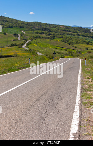 Piscine en plein air avec vue sur la Toscane route courbe locale. Shot verticale Banque D'Images