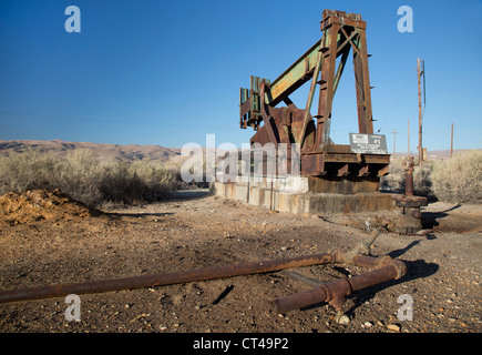Maricopa, Californie - Un puits de pétrole abandonnés dans le champs de pétrole et de gaz dans le sud de San Joaquin Valley. Banque D'Images