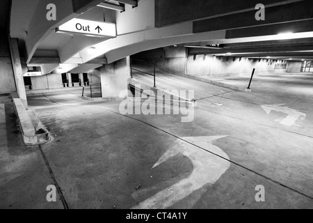 Garage Parking rampe de sortie noir et blanc à contraste élevé Banque D'Images