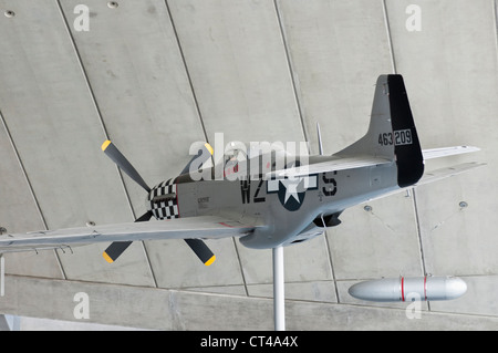 P-51 Mustang fighter plane sur l'écran suspendu au plafond du Musée de l'air américaine à l'IWM Duxford Banque D'Images