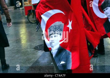 La Turquie, Istanbul, drapeau turc imprimés avec une photo d'Ataturk Banque D'Images