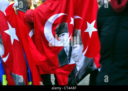 La Turquie, Istanbul, drapeau turc imprimés avec une photo d'Ataturk Banque D'Images