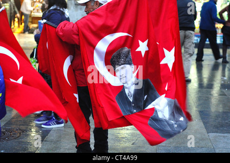 La Turquie, Istanbul, drapeau turc imprimés avec une photo d'Ataturk Banque D'Images