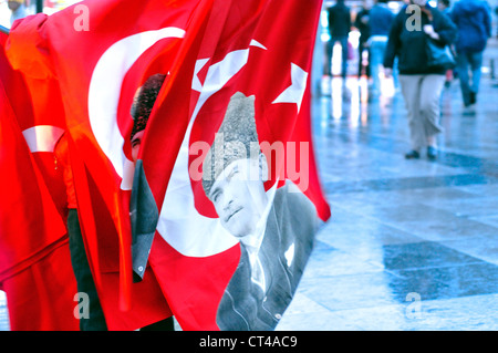 La Turquie, Istanbul, drapeau turc imprimés avec une photo d'Ataturk Banque D'Images