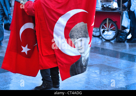 La Turquie, Istanbul, drapeau turc imprimés avec une photo d'Ataturk Banque D'Images