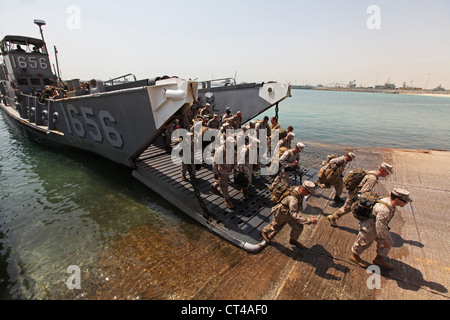 Marines avec la 24e unité expéditionnaire maritime, marchez à terre depuis l'utilitaire d'artisanat d'atterrissage 1656 jusqu'à la base navale du Koweït après avoir débarqué le USS Gunston Hall, le 4 juillet 2012, pour participer à des exercices d'entraînement au Koweït. Le 24e MEU est actuellement déployé avec le Iwo Jima Amphiobie Ready Group dans la zone de commandement central des États-Unis en tant que réserve de théâtre et force de réponse à la crise. Le groupe apporte son soutien aux opérations de sécurité maritime et aux efforts de coopération en matière de sécurité dans le domaine de responsabilité de la 5e flotte de la marine américaine Banque D'Images