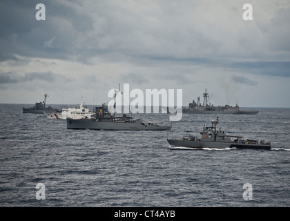Le BRP Salvador Abcede (PG 114), le BRP Miguel Malvar (PS 19), le PCG Pampanga (SAVV 003), le BRP Iloilo (PS 32) et la frégate de missile guidé USS Vandegreft (FFG 48) se joignent à l'USCGC Waesche (WMSL 751) pour un exercice photo (PHOTOEX). Cet événement marque la conclusion de la phase en mer de la coopération à flot préparation et formation (CARAT) Philippines 2012. LE KARAT est une série d'exercices militaires bilatéraux entre la marine américaine et les forces armées du Bangladesh, du Brunei, du Cambodge, de l'Indonésie, de la Malaisie, des Philippines, de Singapour et de la Thaïlande. Le Timor oriental se joint à l'exercice pour la première fois en 2012. Banque D'Images