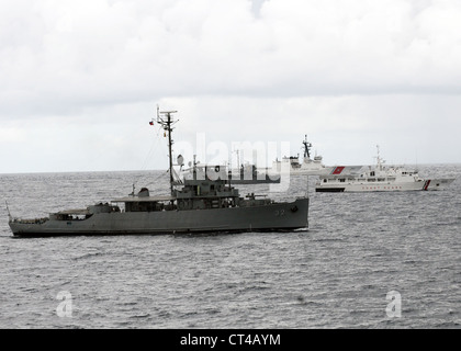 BRP Iloilo (PS 32), PCG Pampanga (SAVV 003), BRP Malvar (PS 19) et USCGC Waesche (WMSL 751) rejoignent l'USS Vandegrift (FFG 48) pour un exercice photo (PHOTOEX). Cet événement marque la conclusion de la phase en mer de l'exercice coopération à flot préparation et formation (CARAT) Philippines 2012. LE KARAT est une série d'exercices militaires bilatéraux entre la marine américaine et les forces armées du Bangladesh, du Brunei, du Cambodge, de l'Indonésie, de la Malaisie, des Philippines, de Singapour et de la Thaïlande. Le Timor oriental se joint à l'exercice pour la première fois en 2012. Banque D'Images