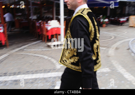 La Turquie, Istanbul, Homme portant robe traditionnelle turque Banque D'Images