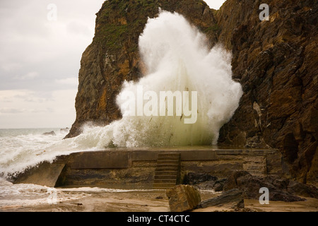 Une grosse vague frappe le brise-lames de Hope Cove, South Devon Banque D'Images