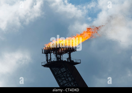 Flare d'une plate-forme pétrolière FPSO en zone extracôtière. La combustion du gaz dans le bassin de Campos, l'état de Rio de Janeiro, de la côte du Brésil. Banque D'Images