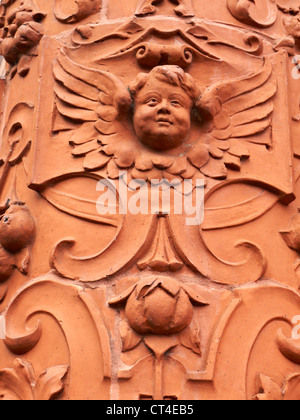 Maçonnerie sculptée et tarracotta détail architectural de face sur Peel Building University of Salford UK Banque D'Images