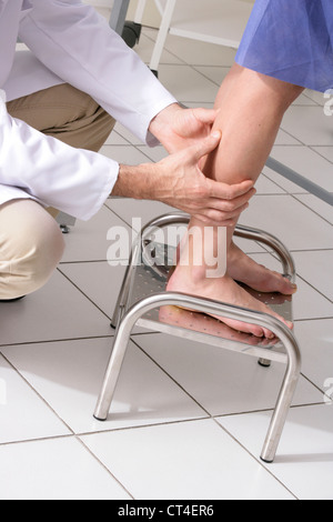 La symptomatologie, DE LA JAMBE CHEZ UNE FEMME Banque D'Images