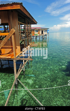 La Malaisie, Bornéo, Semporna, Mabul, Lau Dayak (gitans de la mer) qui vivent sur des bateaux et des maisons en bois sur pilotis Banque D'Images