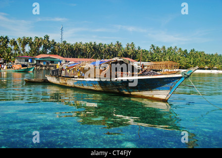 La Malaisie, Bornéo, Semporna, Mabul, Lau Dayak (gitans de la mer) qui vivent sur des bateaux et des maisons en bois sur pilotis Banque D'Images