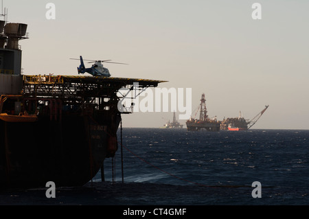 Hélicoptère a atterri en helideck P35 de forage de l'FPSO, travaillant pour la compagnie pétrolière brésilienne Petrobras, dans le bassin de Campos, au Brésil. Banque D'Images