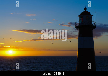 Coucher de soleil au phare 'Noorderhoofd' de Westkapelle, Zélande, pays-Bas Banque D'Images