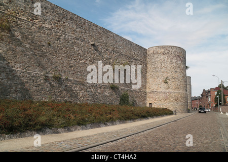 Une partie des anciens murs de la ville de Binche, Hainaut, Wallonie, Belgique. Banque D'Images