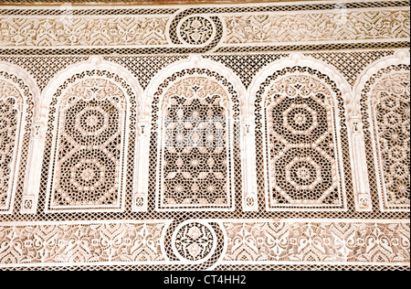 Sculpture en stuc complexes dans le Palais de la Bahia, Marrakech, Maroc, Afrique Banque D'Images