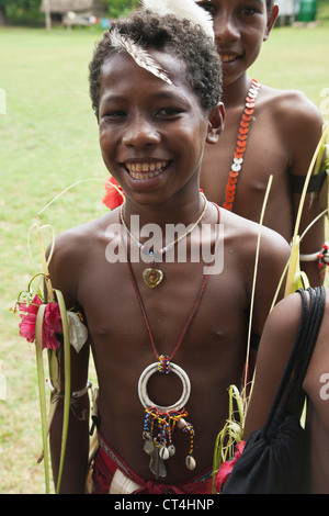 L'Indonésie, la Papouasie-Nouvelle-Guinée, l'île de Kitava. Jeune garçon en costume traditionnel à la performance. Banque D'Images