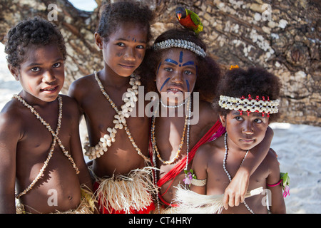 L'Indonésie, la Papouasie-Nouvelle-Guinée, Nuana Island. Les jeunes enfants en costume traditionnel à la performance. Banque D'Images