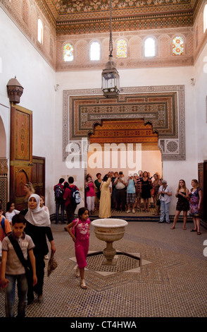 Les touristes et visiteurs dans le Palais de la Bahia, Marrakech, Maroc Banque D'Images