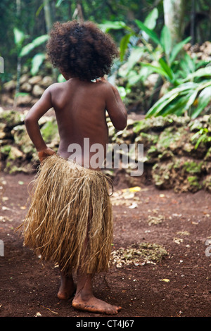 Pacifique Sud, Vanuatu, Port de l'IVL, Ekasup Village. Jeune garçon en costume traditionnel à la route. Banque D'Images