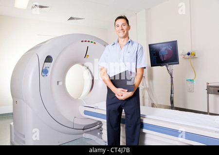 Jeune médecin, debout devant un scanner IRM Banque D'Images