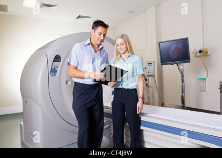 Jeune médecin et l'infirmière, debout devant un scanner IRM Banque D'Images