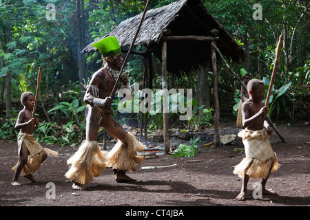 Pacifique Sud, Vanuatu, Port de l'IVL, Ekasup Village. Warrior et les jeunes garçons effectuant la danse traditionnelle pour les touristes. Banque D'Images