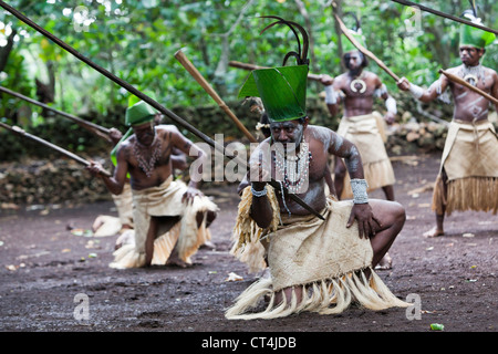 Pacifique Sud, Vanuatu, Port de l'IVL, Ekasup Village. Les guerriers et les jeunes garçons effectuant la danse traditionnelle pour les touristes. Banque D'Images