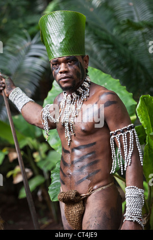 Pacifique Sud, Vanuatu, Port de l'IVL, Ekasup Village. Warrior en costume traditionnel lors d'exécution traditionnelle pour les touristes. Banque D'Images