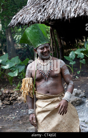 Pacifique Sud, Vanuatu, Port de l'IVL, Ekasup Village. Warrior en costume traditionnel lors d'exécution traditionnelle pour les touristes. Banque D'Images