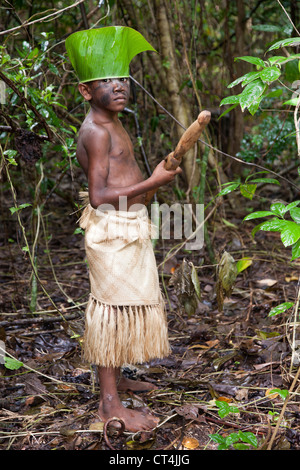 Pacifique Sud, Vanuatu, Port de l'IVL, Ekasup Village. Jeune guerrier en costume traditionnel au cours de performances pour les touristes. Banque D'Images