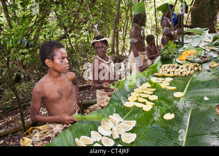 Pacifique Sud, Vanuatu, Port de l'IVL, Ekasup Village. Les jeunes garçons et les hommes qui servent des fruits locaux aux touristes. Banque D'Images