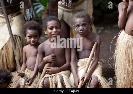 Pacifique Sud, Vanuatu, Port de l'IVL, Ekasup Village. Groupe de jeunes garçons en costume traditionnel au cours de performances pour les touristes. Banque D'Images