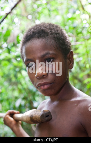 Pacifique Sud, Vanuatu, Port de l'IVL, Ekasup Village. Jeune guerrier en costume traditionnel au cours de performances pour les touristes. Banque D'Images