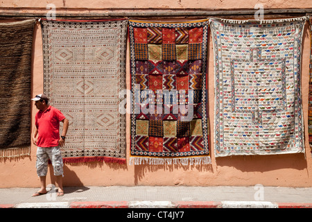 Vendeur de tapis, le souk de Marrakech, Maroc sud Banque D'Images