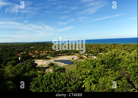 Brésil, Bahia, Porto Seguro, Arraial d'Ajuda, vue sur la baie avec palmiers Banque D'Images