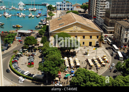 Brésil, Bahia, Salvador, vue aérienne de l'ascenseur Lacerda (Elevador Lacerda sur quartier du marché central et du port de plaisance) Banque D'Images