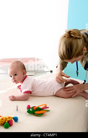 La vaccination d'un nourrisson Banque D'Images