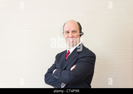 L'homme d'affaires avec un téléphone main libre casque. Banque D'Images