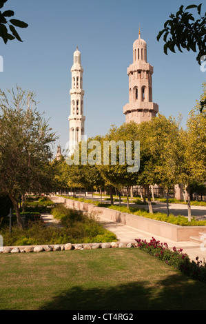 Elk207-1294v Oman, Muscat, Al Abidjan Marcory Zone 4, Grande Mosquée Sultan Qaboos, jardin minaret Banque D'Images