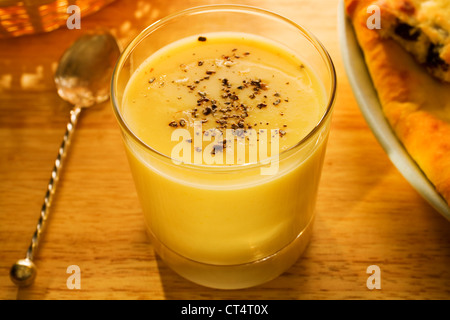 Petit-déjeuner ensoleillé de babeurre mango lassi à la cardamome, et pain naan. Banque D'Images