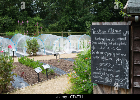 Attribution de légumes à Ryton jardins biologiques , Warwickshire, Angleterre Banque D'Images